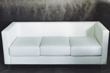 Диван трехместный кожаный