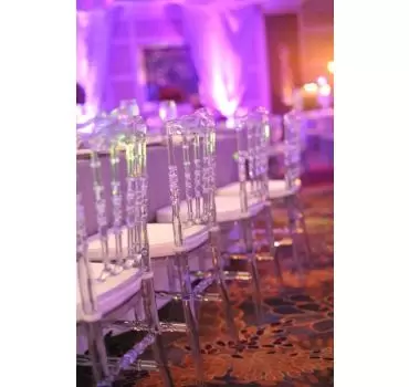 прозрачные свадебные стулья