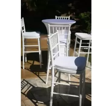 барные стулья белого цвета