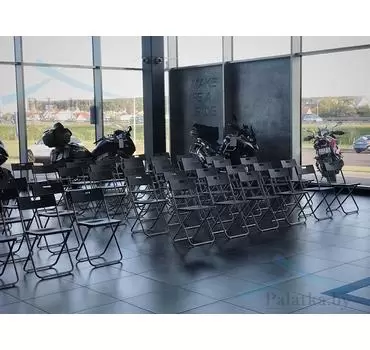 Складные черные стулья