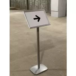 Указательная стойка