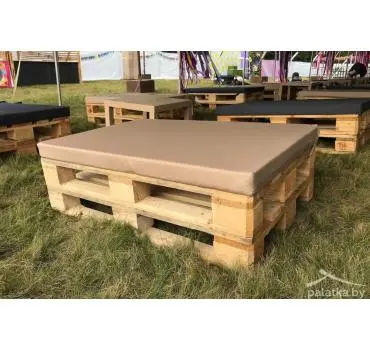 Бежевый пуфик