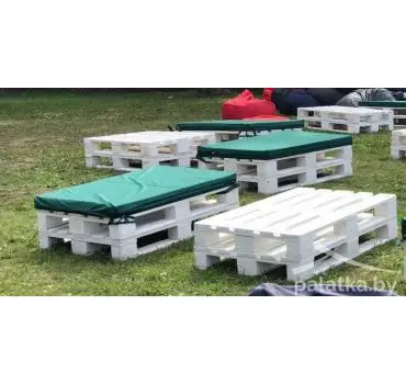 Зеленый пуф белые паллеты