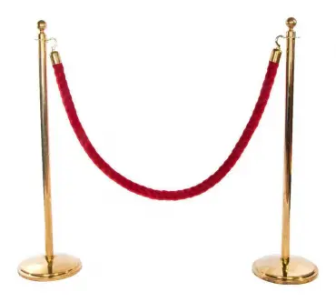 Аренда золотых стоек ограждения с канатом