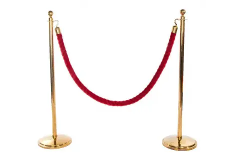 Аренда золотых стоек ограждения с канатом